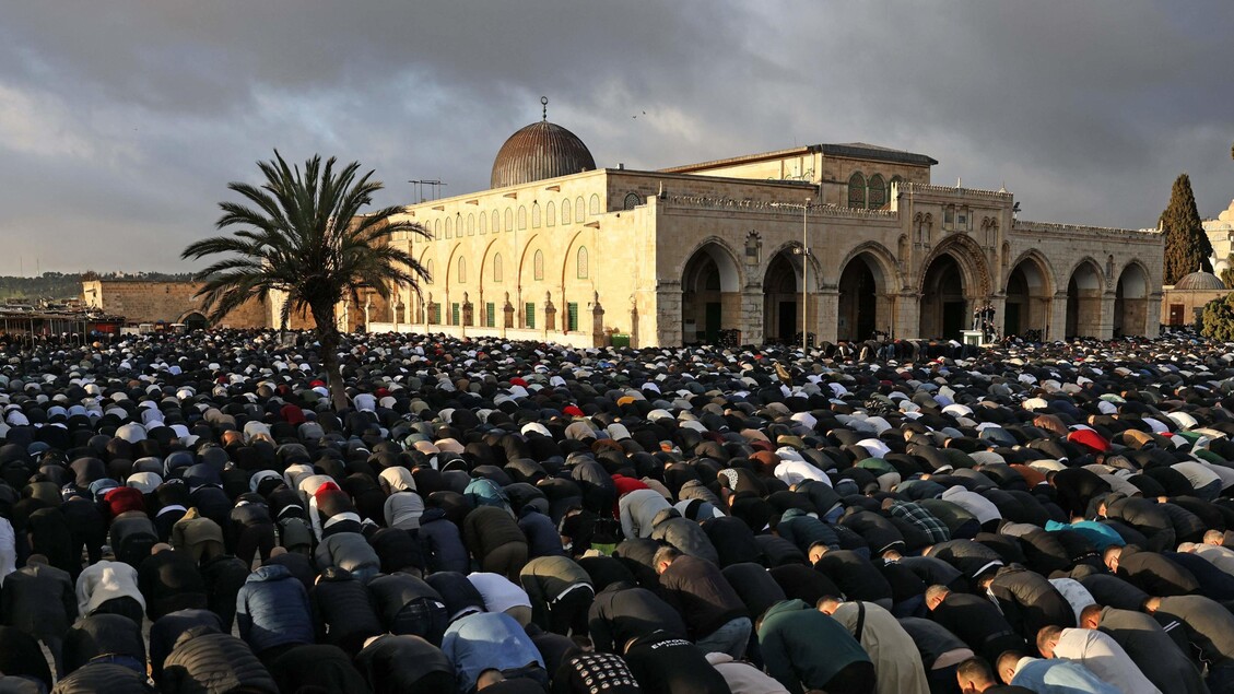 Musulmani in preghiera per la fine del Ramadan davanti alla moschea a Gerusalemme