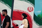 Murale con la bandiera iraniana a Teheran. Immagine d'archivio