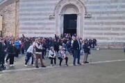 Sgabello e panino per seguire in piazza ad Assisi il funerale del Papa