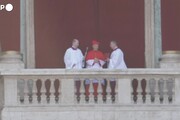 Papa Robert Francis Prevost si affaccia dalla Loggia di San Pietro