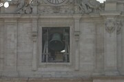 Fumata bianca, guardie svizzere e banda vaticana entrano a San Pietro