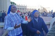 Gioia in Piazza San Pietro, le suore ballano dopo la fumata bianca