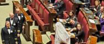 Magi entra in Aula vestito da fantasma, espulso da Fontana