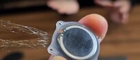 Il chip impiantabile dell'azienda Neuralink (fonte: Bradford Smith/YouTube)
