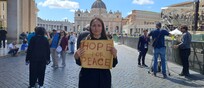 Artista Ucraina in piazza San Pietro. Yona Tukuser