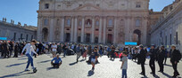 In piazza San Pietro si gioca a pallone ingannando l'attesa