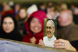 Fedeli con la foto di Francesco