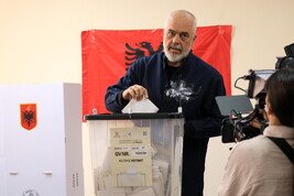 Il premier albanese Edi Rama alle urne