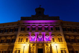 Montecitorio diventa viola nella Giornata della Fibromialgia