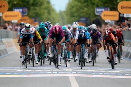 Giro: Pedersen fa il bis allo sprint e torna in rosa