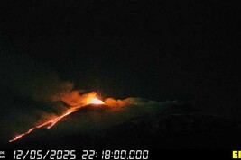 Etna: intense esplosioni al Sud-Est, colate e nube eruttiva