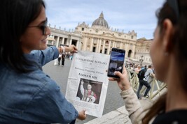 Papa Leone XIV, fedeli in piazza San Pietro il giorno dopo l'elezione