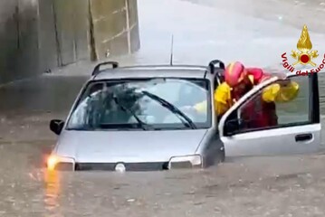 Veicolo bloccato per le forti precipitazioni. Immagine d'archivio