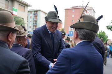 Adunata Alpini: ministro Crosetto sfila con le 'penne nere'
