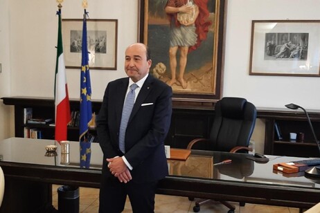 Il nuovo prefetto di Trieste Pietro Signoriello, oggi all'insediamento nel suo nuovo ufficio in Prefettura