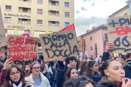 Studenti in piazza a Potenza, abbiamo 'diritto alla doccia'