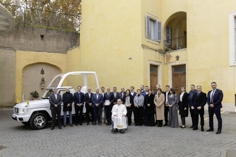 E’ Mercedes la prima 'papamobile' elettrica