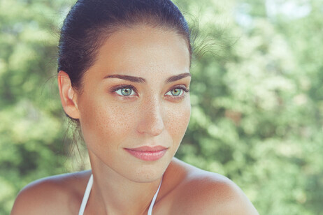 Light e naturale il look beauty di questa donna foto iStock.