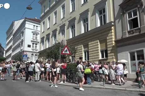 Vienna, i fan di Taylor Swift cantano per le strade dopo annullamento concerti