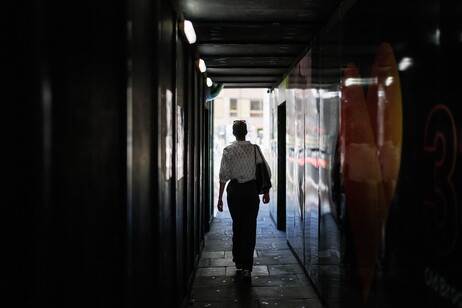 Una donna si reca a lavoro
