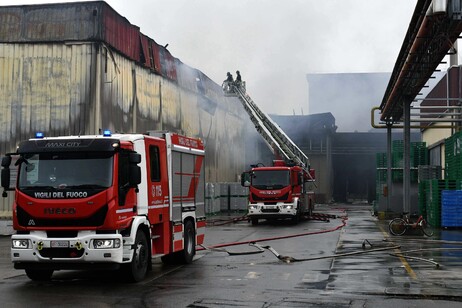 ++ Incendio all'Inalca, Comune 'chiudete finestre' ++