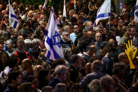 Le famiglie degli ostaggi protestano a Tel Aviv e accusano il governo