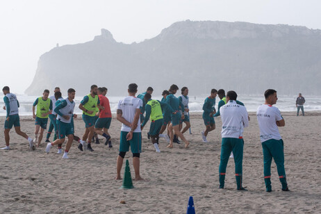 I giocatori del Cagliari calcio in allenamento sulla spiaggia del Poetto