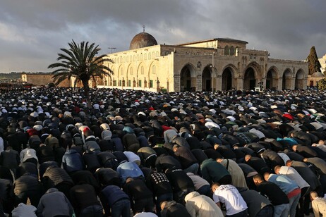 Musulmani in preghiera per la fine del Ramadan davanti alla moschea a Gerusalemme
