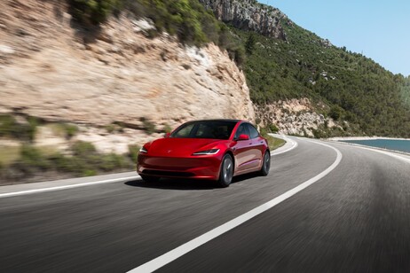 Tesla cresce in Italia nel mese di marzo