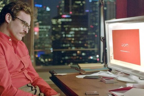 Joaquin Phoenix nel film Her, si innamora di una IA la cui voce è di Scarlett Johansson