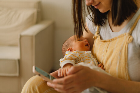 Disagi nel neonato se la mamma è distratta dallo smartphone