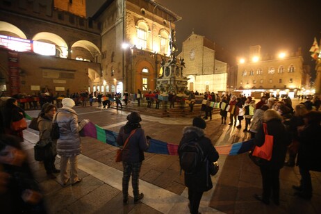 Un flash mob contro la violenza sulle donne a Bologna