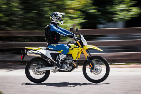 Suzuki, svelati i listini delle nuove DR-Z4S e DR-Z4SM
