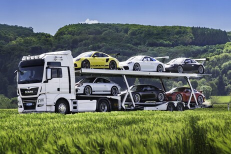 All'asta sei Porsche 911 GT3 e la bisarca che le trasporta