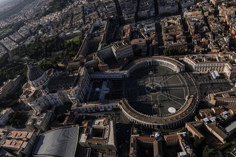 Papa: San Pietro visto dall'elicottero della Polizia