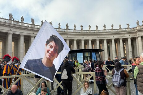Bandiere con volto di Carlo Acutis in piazza San Pietro