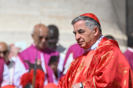 El cardenal Becciu no participará en el Cónclave