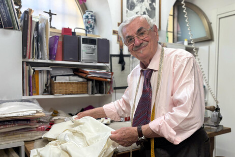 Ha 86 anni il sarto che prepara la veste del nuovo Papa