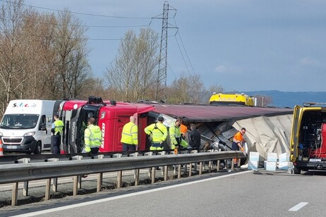 Multati in Francia 240 guidatori che fotografavano un incidente