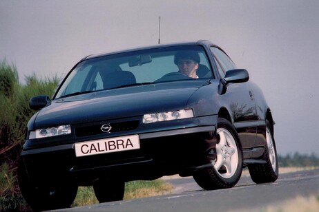 Opel Calibra V6, i 30 anni dell'aristocratica coupé del fulmine