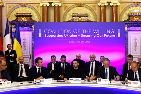 Macron, Starmer e Merz a Kiev per visita con Tusk