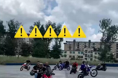 'Lancio disco rapper, Scampia ostaggio di corse in moto'