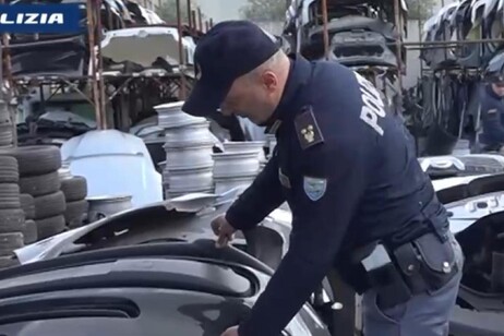 Furto e riciclaggio di auto, 25 arresti nel foggiano
