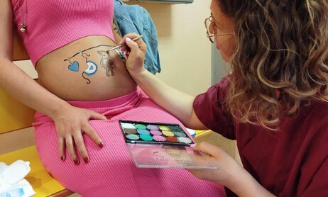 A Foggia i pancioni delle future mamme colorati con pennelli