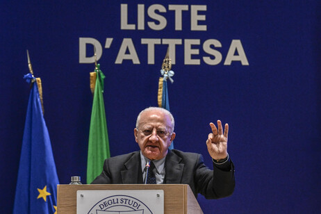 De Luca, difenderemo con unghie e denti lavoro in sanità
