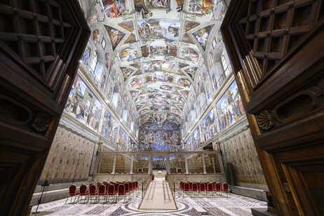 I cardinali elettori entrano nella Cappella Sistina