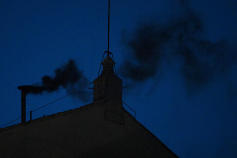 Conclave, la prima fumata è nera