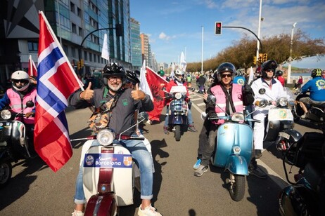 Migliaia di vespisti in festa al Vespa World Day in Spagna
