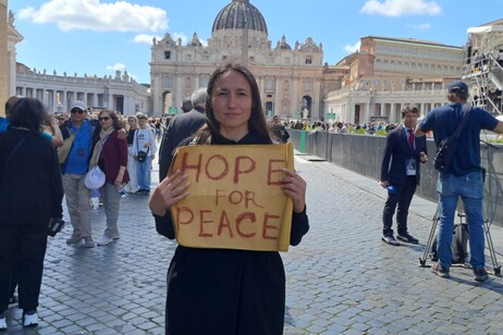 Artista Ucraina in piazza San Pietro. Yona Tukuser