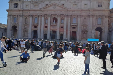 In piazza San Pietro si gioca a pallone ingannando l'attesa